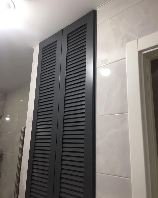 Изготовление темного жалюзийного шкафа в туалет